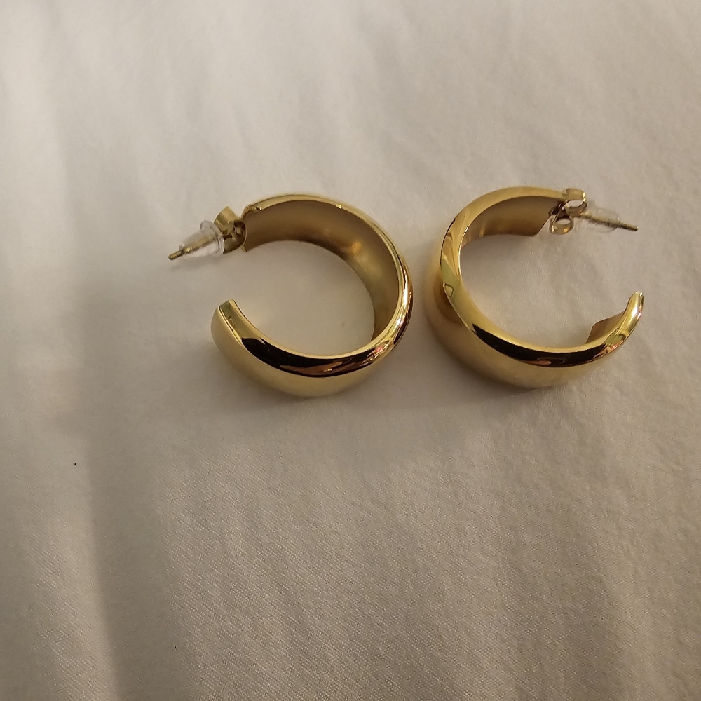Elegant Gold Hoop Earrings - Picture 10 of 10
